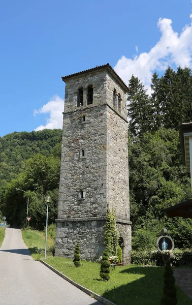 Pradávný Kámen Bell Tower Malé Vesnice Horách — Stock fotografie