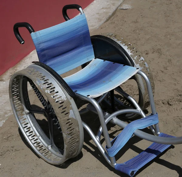 Mavi Alüminyum Engelliler Için Suya Girmek Için Tekerlekli Sandalye — Stok fotoğraf