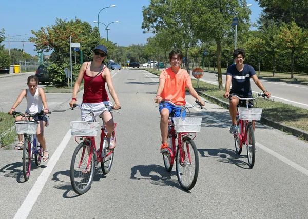 Vierköpfige Familie Mit Fahrrädern Unterwegs — Stockfoto