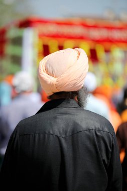 Sih adam siyah gömlek ve türban dini ayin açık havada sırasında