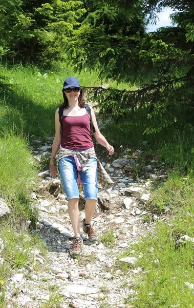 Junge Hübsche Frau Wandert Mit Blauem Hut Den Bergen — Stockfoto