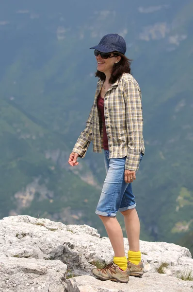 Joven Mujer Bonita Las Montañas Con Sombrero Azul —  Fotos de Stock