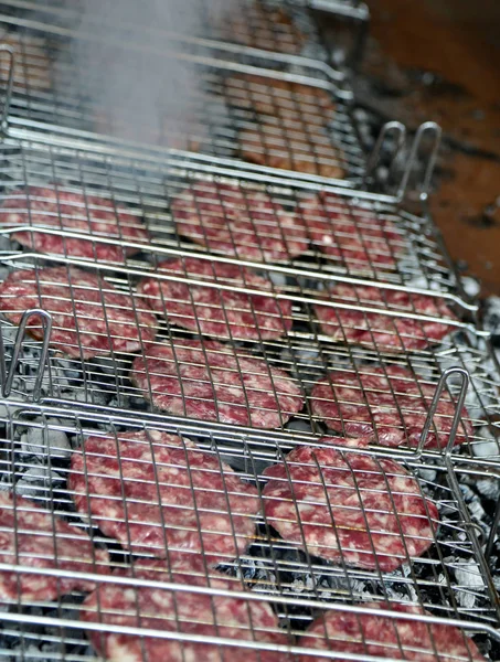 Hambúrgueres Carne Cozinhada Grelha Grelha Uma Feira Aldeia — Fotografia de Stock