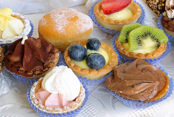 Antecedentes Muitos Doces Com Creme Frutas Frescas Como Kiwi — Fotografia de Stock