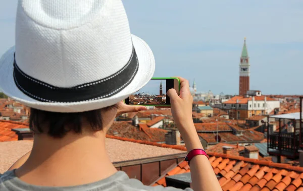 Menino Com Chapéu Palha Fotografias Veneza Com Celular — Fotografia de Stock