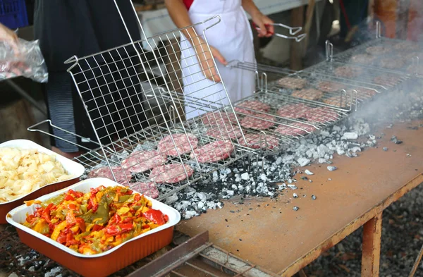 在乡村节日烤架上烤的牛肉汉堡和胡椒和洋葱托盘 — 图库照片
