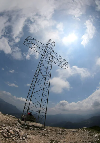 Enorme Cruz Cima Montaña Día Verano Cielo Nublado — Foto de Stock