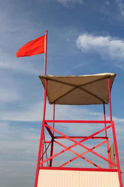 Спасательная Башня Красным Флагом Бурного Моря — стоковое фото