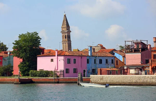 Çan Kulesi Venedik Yakınındaki Burano Adası Kilisesi Colroed Evlerin Yaslanmış — Stok fotoğraf