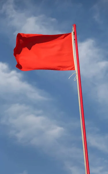 Grandi Onde Bandiera Rossa Cielo Blu Sfondo — Foto Stock