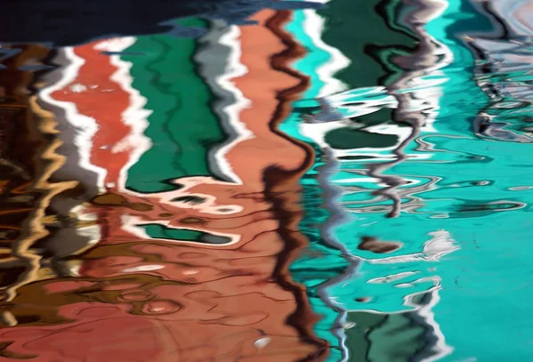 ブラーノ島の運河の水の色の家の反射 — ストック写真