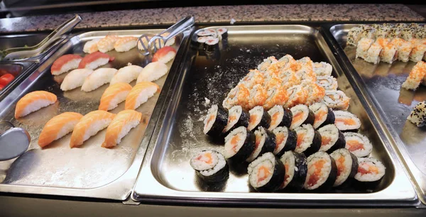 Sushi Diferentes Calidades Las Bandejas Restaurante Autoservicio Japonés — Foto de Stock