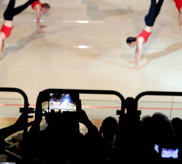 Espectador Fotografa Algumas Meninas Enquanto Eles Executam Exercício — Fotografia de Stock