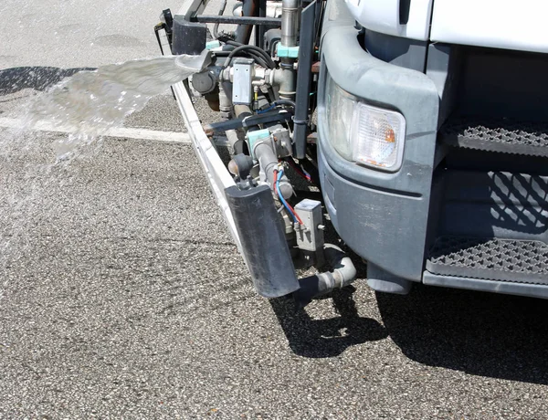 Gemeentelijke Vrachtwagen Reinigt Weg Met Behulp Van Een Straal Water — Stockfoto