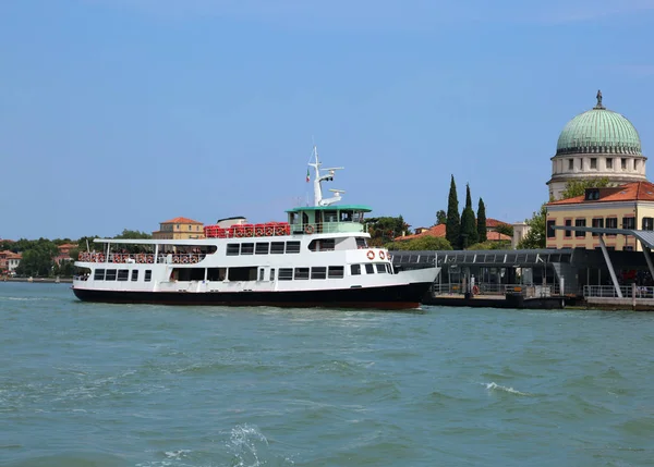 Venice Transportu Publicznego Usługi Waterbus Ładuje Turystów Nabrzeżu Lido — Zdjęcie stockowe