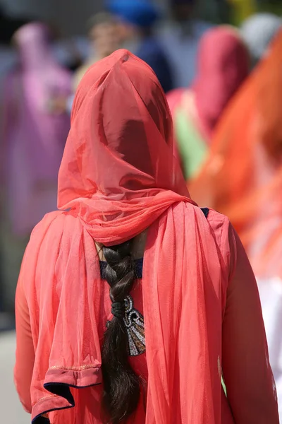 長い黒髪と赤いドレス セレモニー中にシーク教徒の女性 — ストック写真