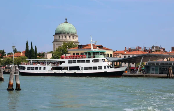 Venedik Lagünü Venedik adada Venedik'in Lido turist yaz aylarında taşımak için tekne