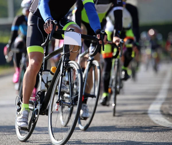 Ciclistas Profesionales Participan Una Carrera Ciclismo Carretera — Foto de Stock