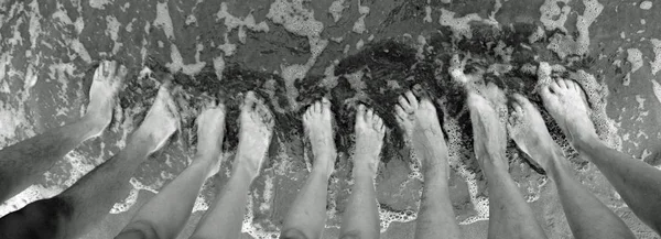 Famille Cinq Personnes Pieds Nus Sur Sable Bord Mer Été — Photo