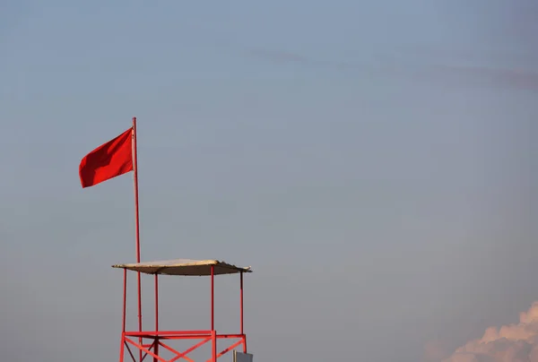 瞄准塔为救生员以红色旗子警告海上危险 — 图库照片