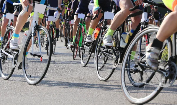 Nombreux Cyclistes Professionnels Engagés Dans Une Course Cycliste Sur Route — Photo