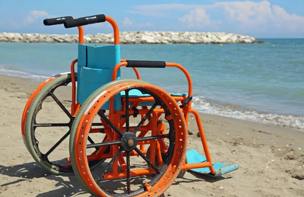 Cadeira Rodas Alumínio Especial Com Rodas Perfuradas Para Praia Dentro — Fotografia de Stock