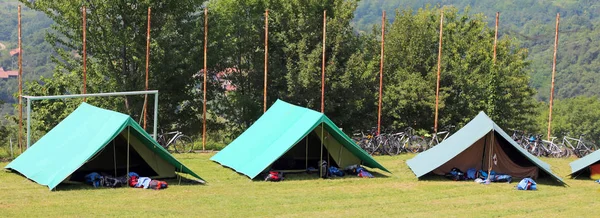 Tre Gröna Tält Monteras Med Scouter Äng Att Tillbringa Natten — Stockfoto