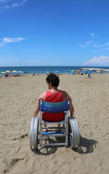 Zakázané Dospělého Vypadá Smutný Pohled Moře Invalidního Vozíku — Stock fotografie