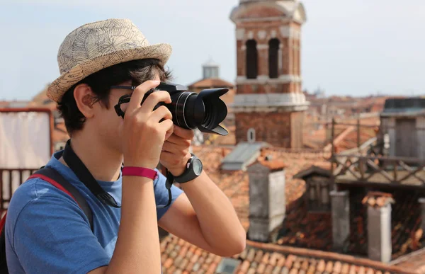 Jovem Fotógrafo Com Câmera Digital Tira Muitas Fotos Veneza Itália — Fotografia de Stock