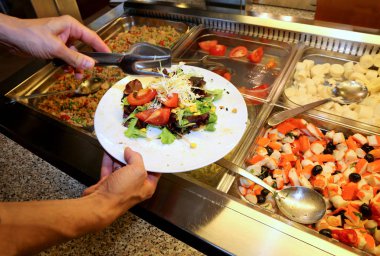 katip şirket kantin taze sebze ile plaka doldurur öğle yemeği molası sırasında el