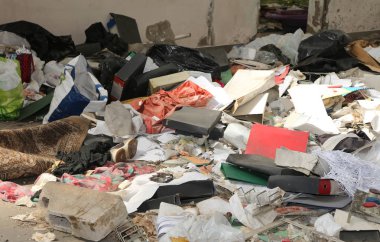 kirli paçavra ve uyku için yasadışı göçmenler tarafından kullanılan bir kulübe terk edilmiş nesneleri