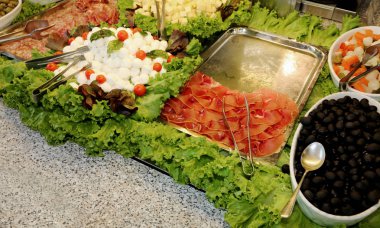 mozzarella ve karışık söğüş bir öğle yemeği molası için restoranda taze yemekler