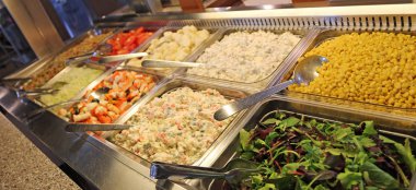 Rus salatası ve balık salatası ile diğer tepsiler ve tepsiler Mısır veya hafif bir öğle yemeği için marul ile öğlen molası