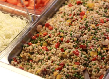 yazıldığından karides ve öğle yemeği molası sırasında iş kantin tepsisinde sebze salatası