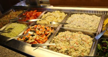 tepsiler mayonez ve haşlanmış sebzeler ile dolu sebze, domates, balık salata ve diğer güzellikler gibi lezzetli Rus salatası