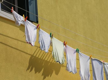Güney Avrupa evlerin pencereden dışarı uzatılmış iç çamaşırı