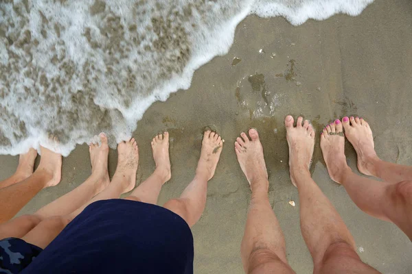 Familie Van Vijf Barefoot Mensen Het Zand Bij Zee Zomer — Stockfoto