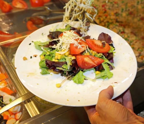 Talíř Plný Zeleniny Salát Rajčat Kukuřice Vegetariánské Restauraci — Stock fotografie