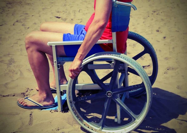 Νεαρός Άνδρας Ειδικό Αναπηρικό Αμαξίδιο Στην Παραλία Vintage Αποτέλεσμα — Φωτογραφία Αρχείου