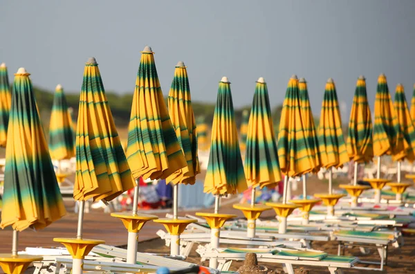 Many Yellow Green Sun Umbrellas Sea Beach Waiting Vacationers — Stock Photo, Image