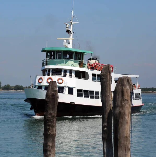 Vaporetto Navio Típico Para Transporte Passageiros Veneza Lagoa Veneziana Pólos — Fotografia de Stock