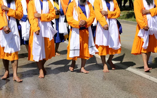 Sikh Żołnierze Ubrani Tradycyjne Pomarańczowy Biały Strój Spacer Boso Podczas — Zdjęcie stockowe