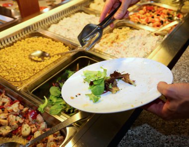 marul ve diğer sebze çalışan restoranda öğle yemeği molası sırasında doldurur