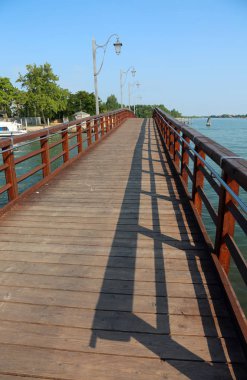 Burano adası ve Mazzorbo Venedik İtalya yakın bağlar uzun ahşap köprü
