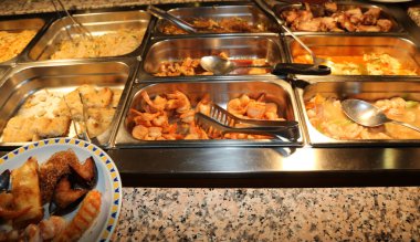 self servis istediğiniz kadar yiyebileceğiniz restoran Asya spesiyaliteleri ile kasetlerine çok kızarmış gıdalar