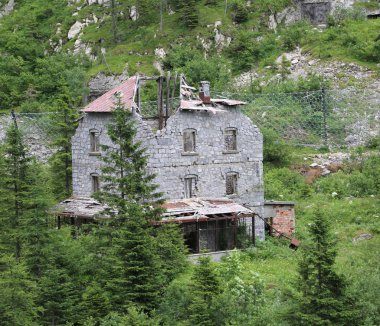 kırık aşağı çatı ile dağ ortasında terk geçen yüzyılın eski yıkılan ev