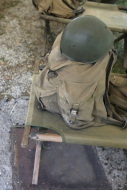 yeşil askeri sırt çantası ve bir kışla İkinci Dünya Savaşı'ndan gelen askerlerin bir kask