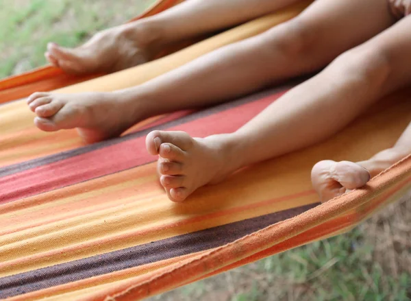 Barefoot Feet Mother Daughter Relaxing Hammock Summer — Stock Photo, Image