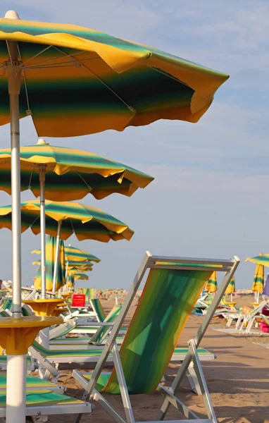 Spiaggia Estiva Con Ombrelloni Sedie Sdraio Senza Persone — Foto Stock