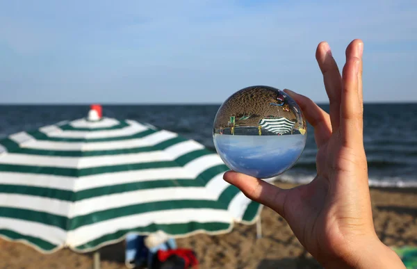 Niño Sostiene Bola Cristal Playa Del Mar Con Una Sombrilla —  Fotos de Stock